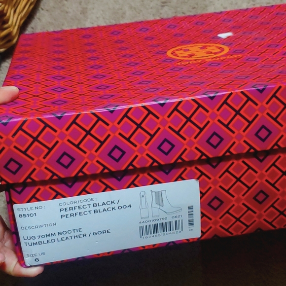 Tory Burch Chelsea 70mm Lug Booties in black size 6 - Picture 4 of 7